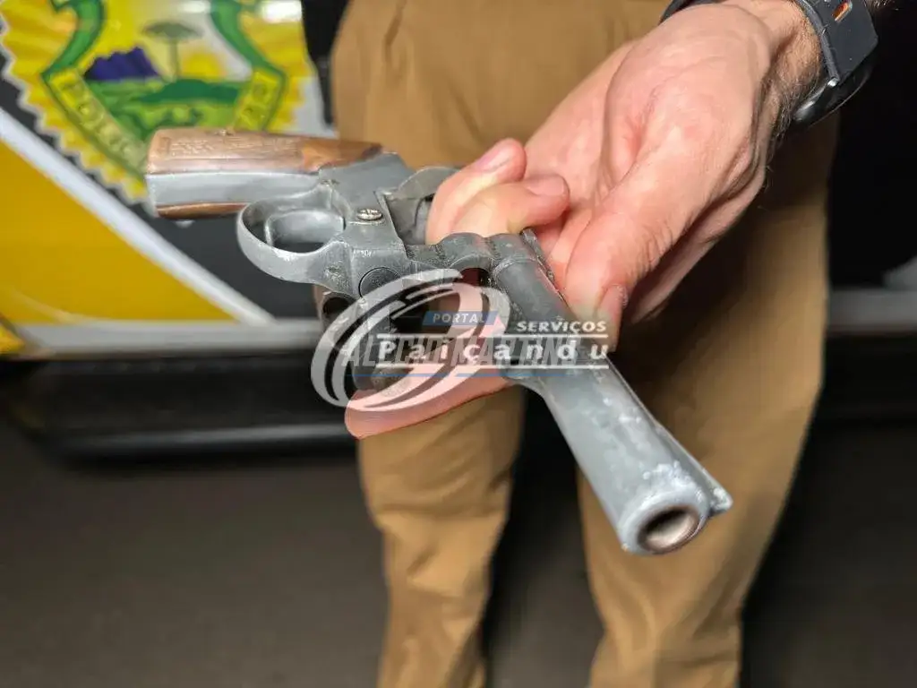 Homem armado abandona carro e namorada durante blitz em Maringá. O carro tem placas de Paiçandu