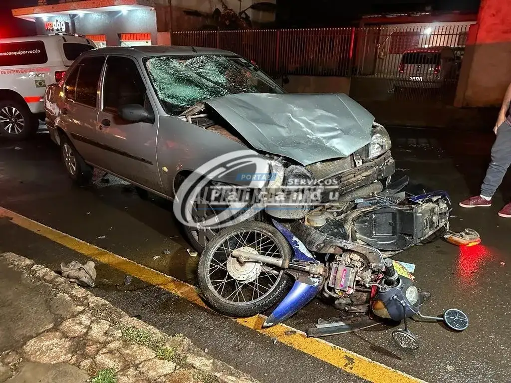 Pai e filho ficam gravemente feridos após colisão frontal entre moto e carro, em Sarandi