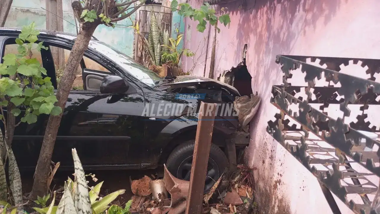 Carro invade muro de residência em Paiçandu