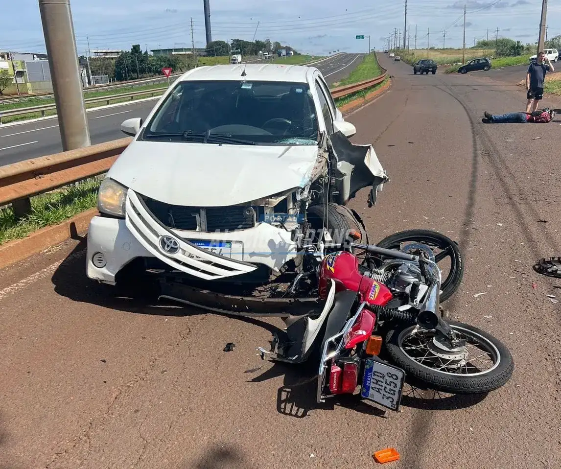 Motociclista portando cocaína e munições bate de frente com carro de policial militar de Paiçandu, na marginal do Contorno Norte