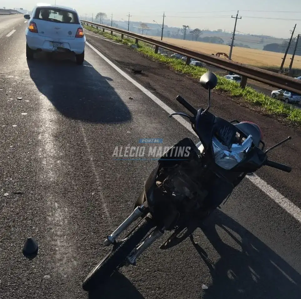 Jovem fica ferida após moto bater na traseira de carro na rodovia em Paiçandu