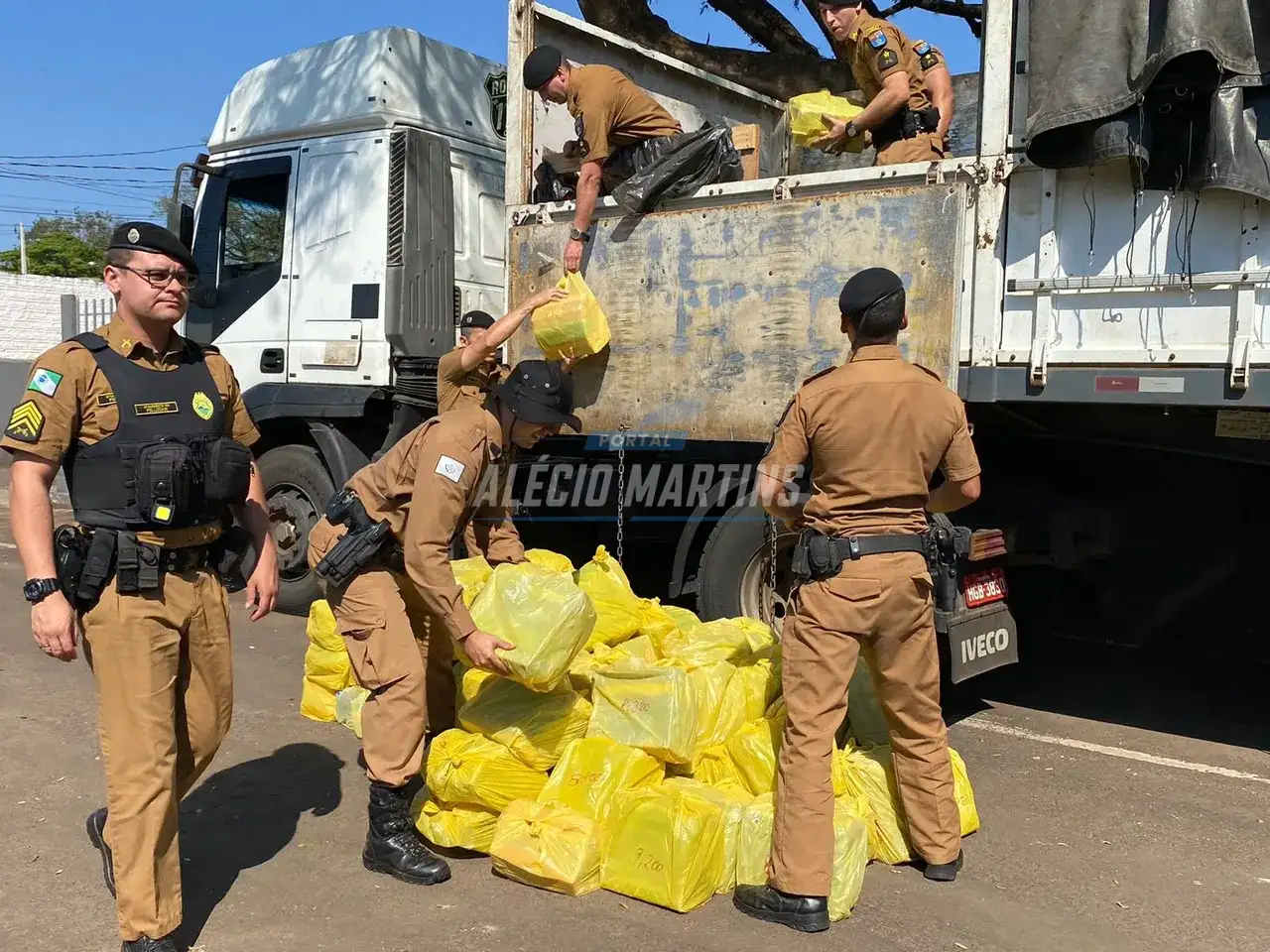 Aproximadamente 1,5 toneladas de maconha são apreendidas pela polícia militar de Paiçandu