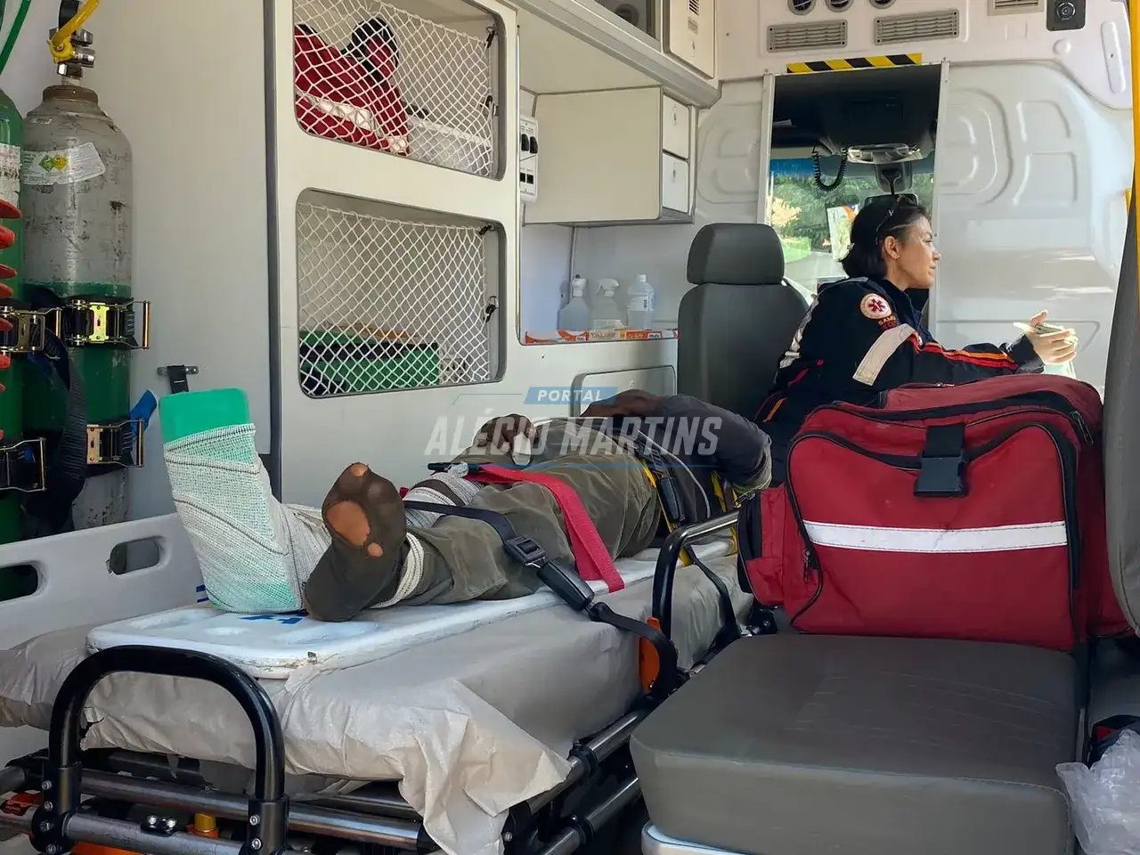 Motociclista sofre fatura na perna após se envolver em acidente com micro ônibus da prefeitura de Paiçandu