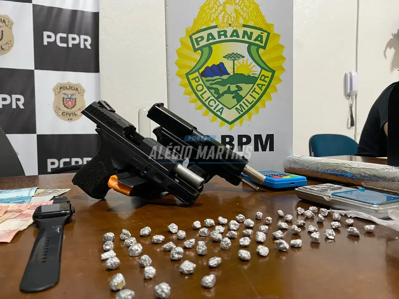 Dupla é presa com pistola .40 furtada e drogas em Paiçandu