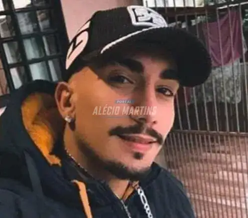 Jovem de 21 anos morre após bater moto contra poste na madrugada deste sábado, na região
