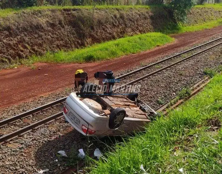Motorista perde controle do veículo e cai em barranco da linha de trem em Maringá