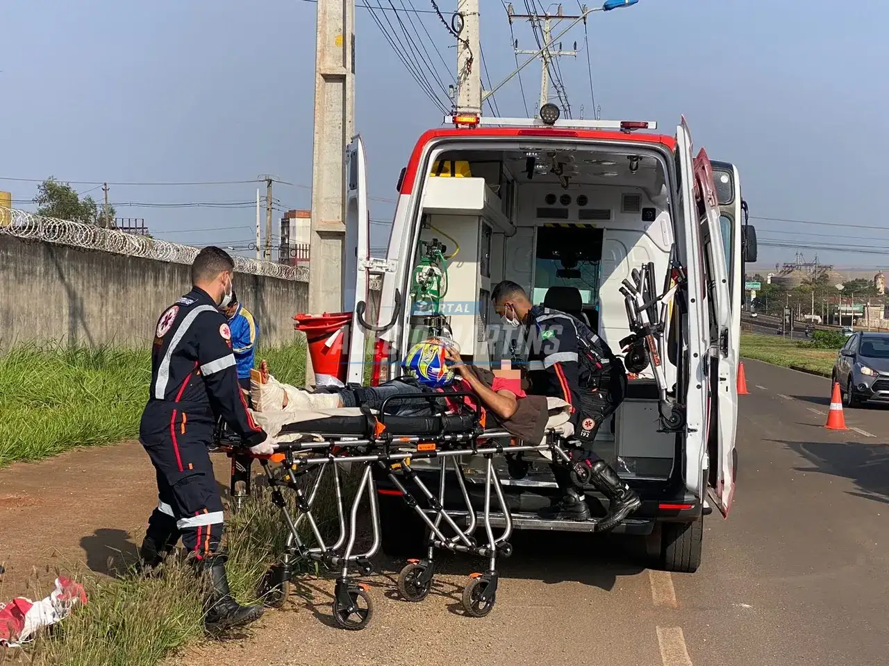 Jovem é socorrido após batida entre moto e ônibus da TCCC na marginal da rodovia entre Paiçandu e Maringá