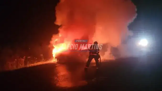 Carro pega fogo e fica destruído na rodovia PR-323