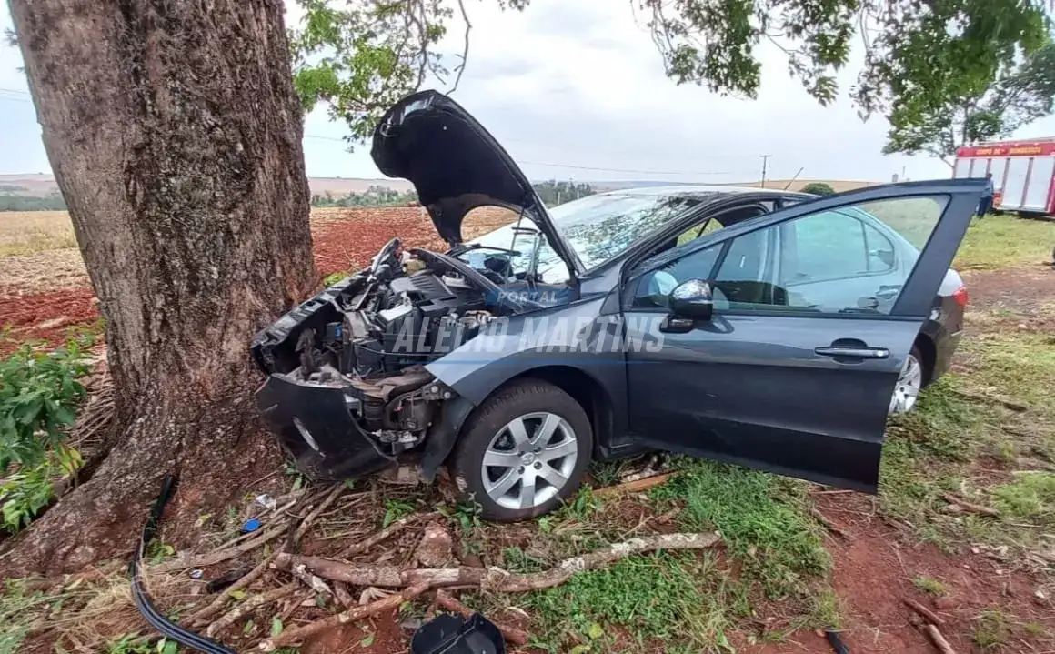 Motorista passa mal perde o controle do veículo e colidi contra árvore na PR-323 entre Doutor Camargo e a Ponte do Rio Ivaí