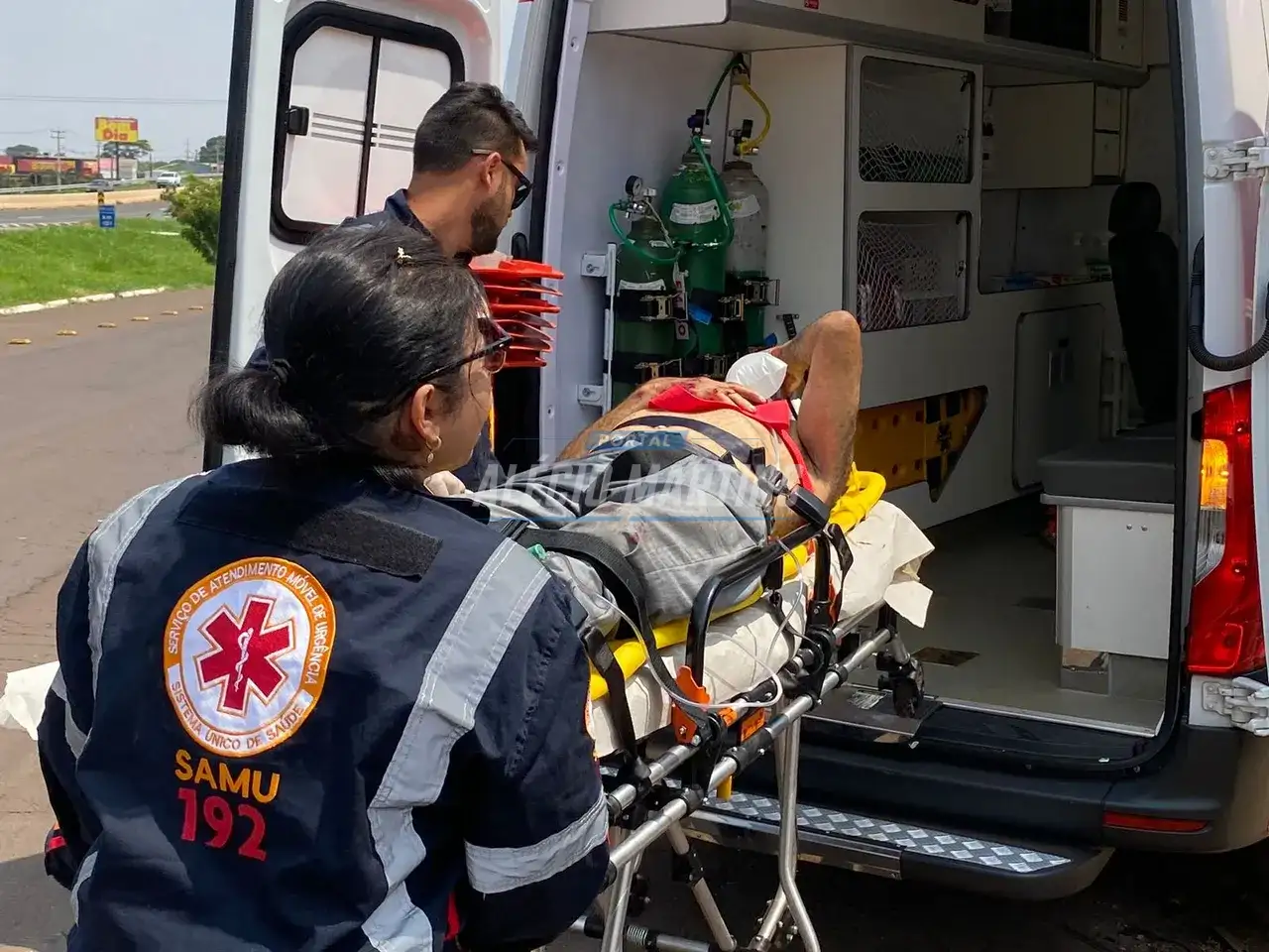 Colisão entre bicicletas deixa pai e filha feridos em Paiçandu. Equipe médica do SAMU precisou ser acionada.
