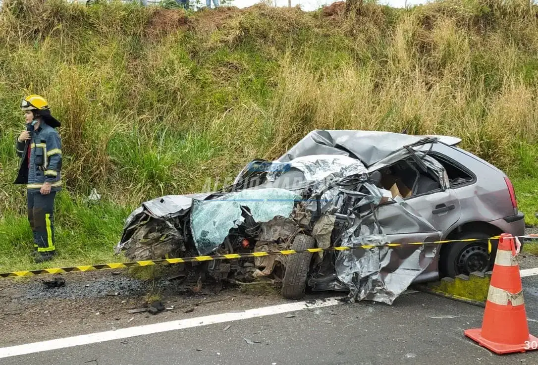 Colisão frontal entre carro e carreta deixa uma pessoa morta na PR-317