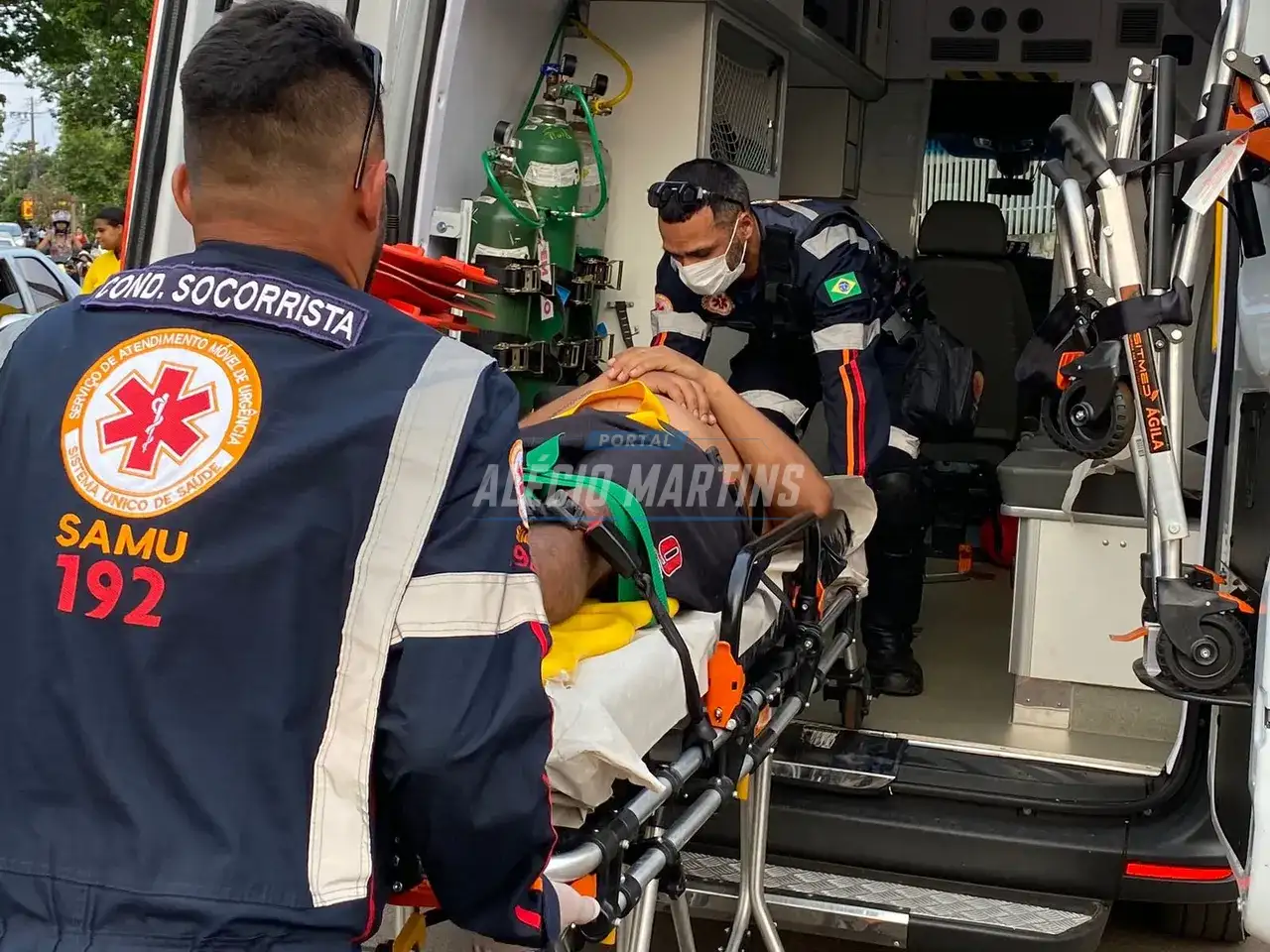 Motociclista é socorrido após bater de frente com carro na Rua Santo Antônio. A relatos que o jovem estava empinando a moto