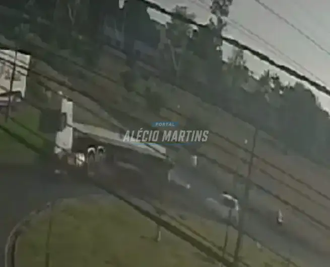 Câmera registra carreta tombando em rotatória do Contorno Sul