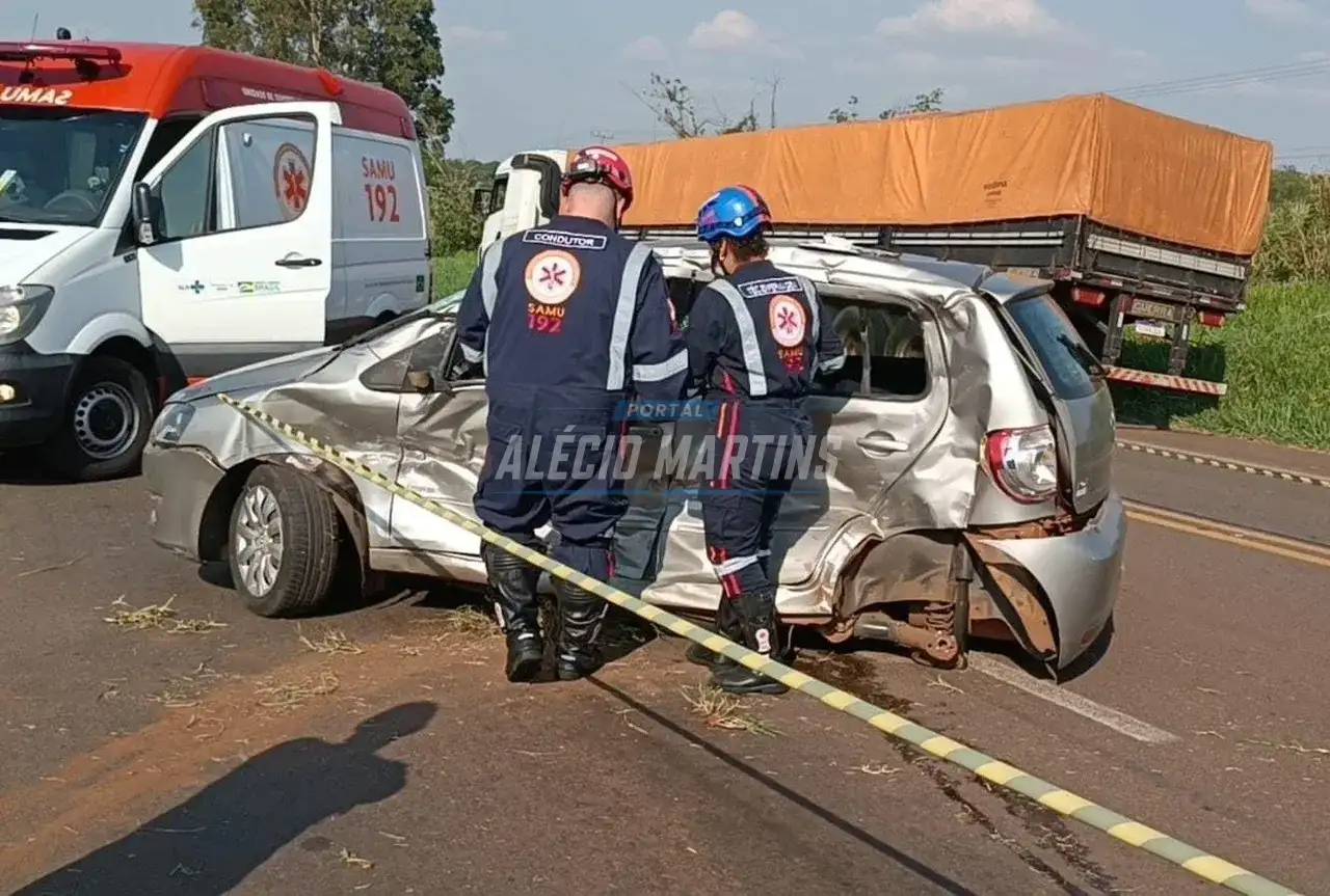 Colisão entre ônibus e carro deixa duas pessoas mortas na PR-323
