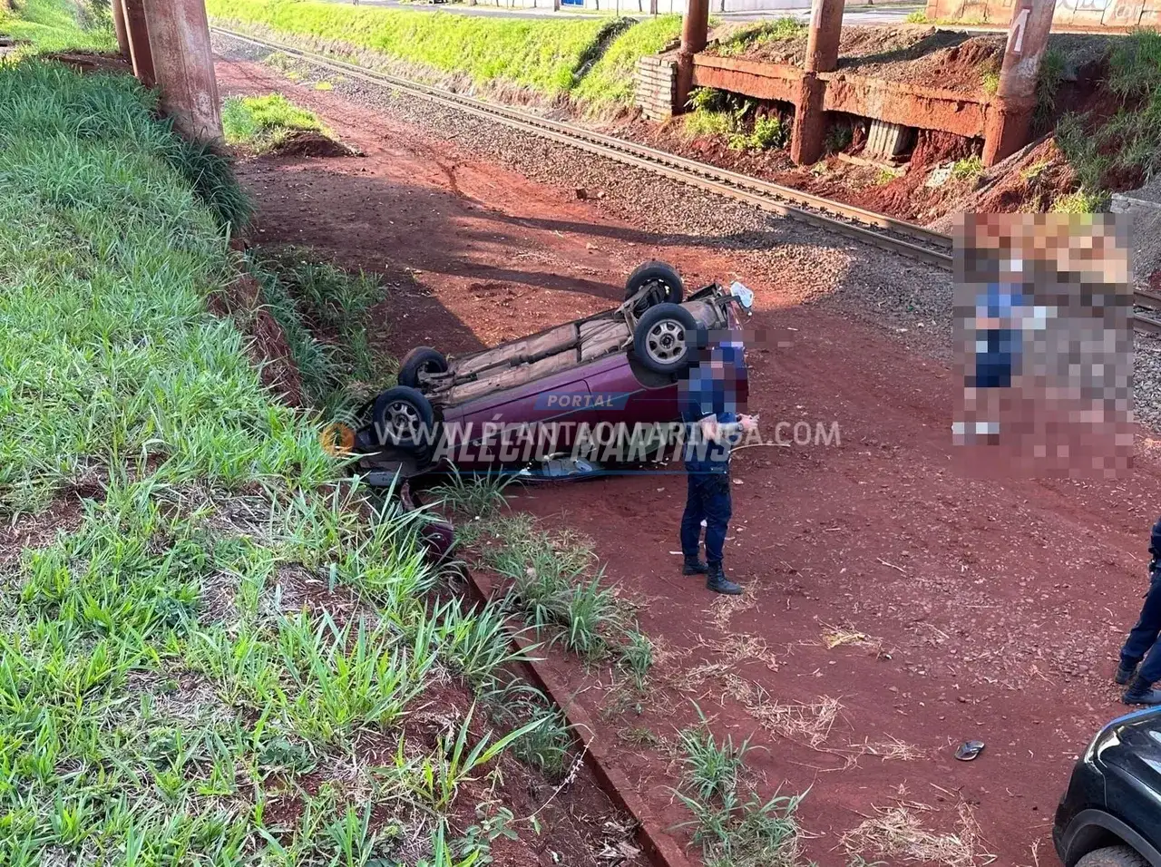Motorista sai ileso após perder o controle da direção e carro despencar de barranco em Maringá