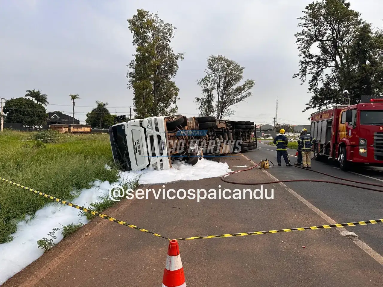 Motorista fica ferido após carreta tombar no Contorno Sul na manhã desta quarta-feira