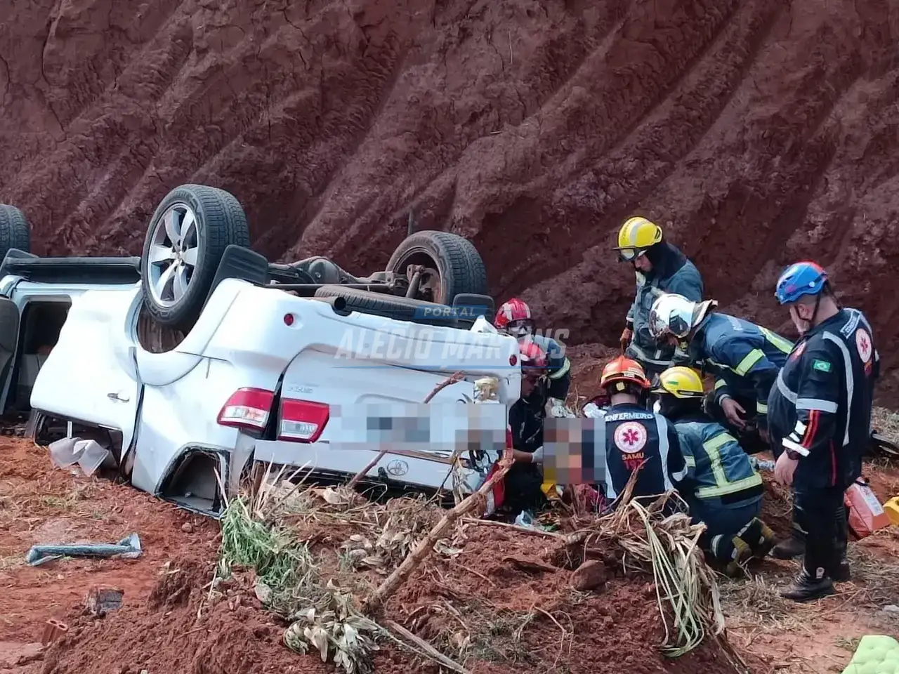 Cinto de segurança salva vida de mulher após veículo capotar na PR-323 e cair em ribanceira às margens da rodovia