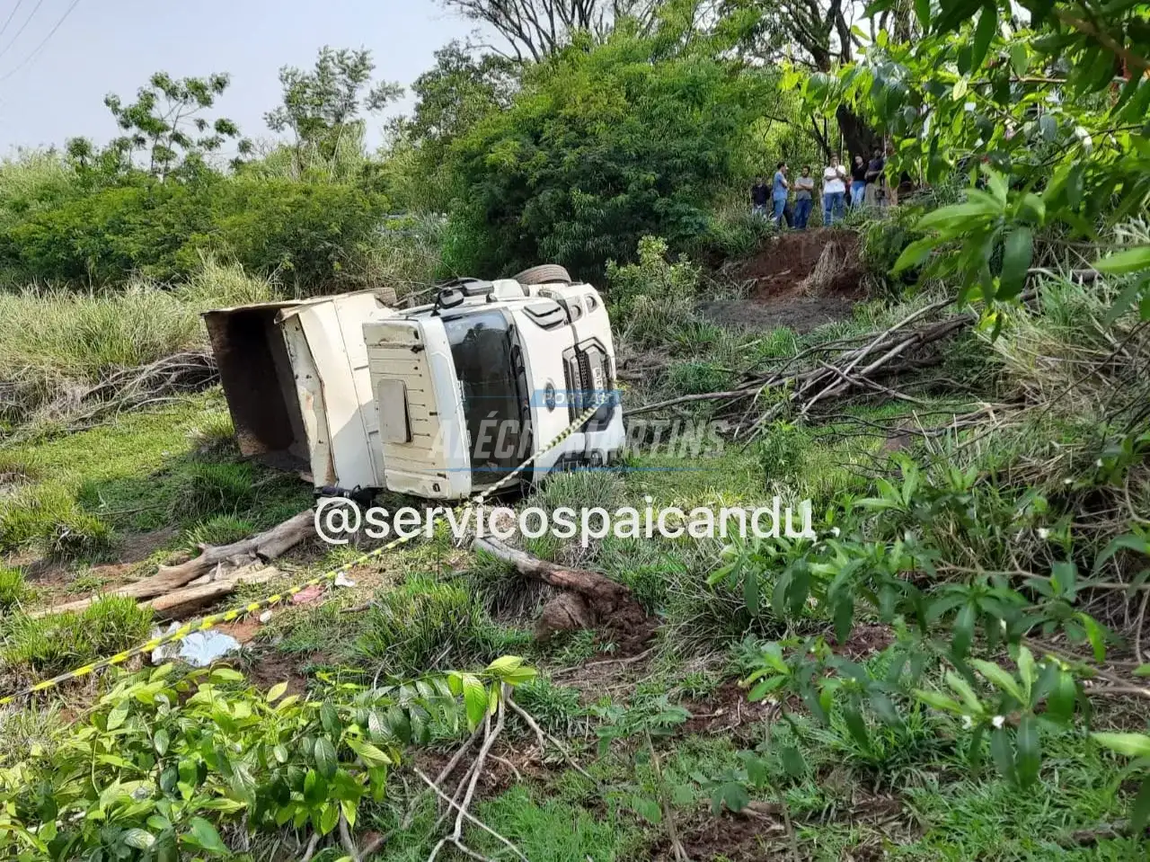 Servidor público de Mandaguari morre após caminhão cair em ribanceira