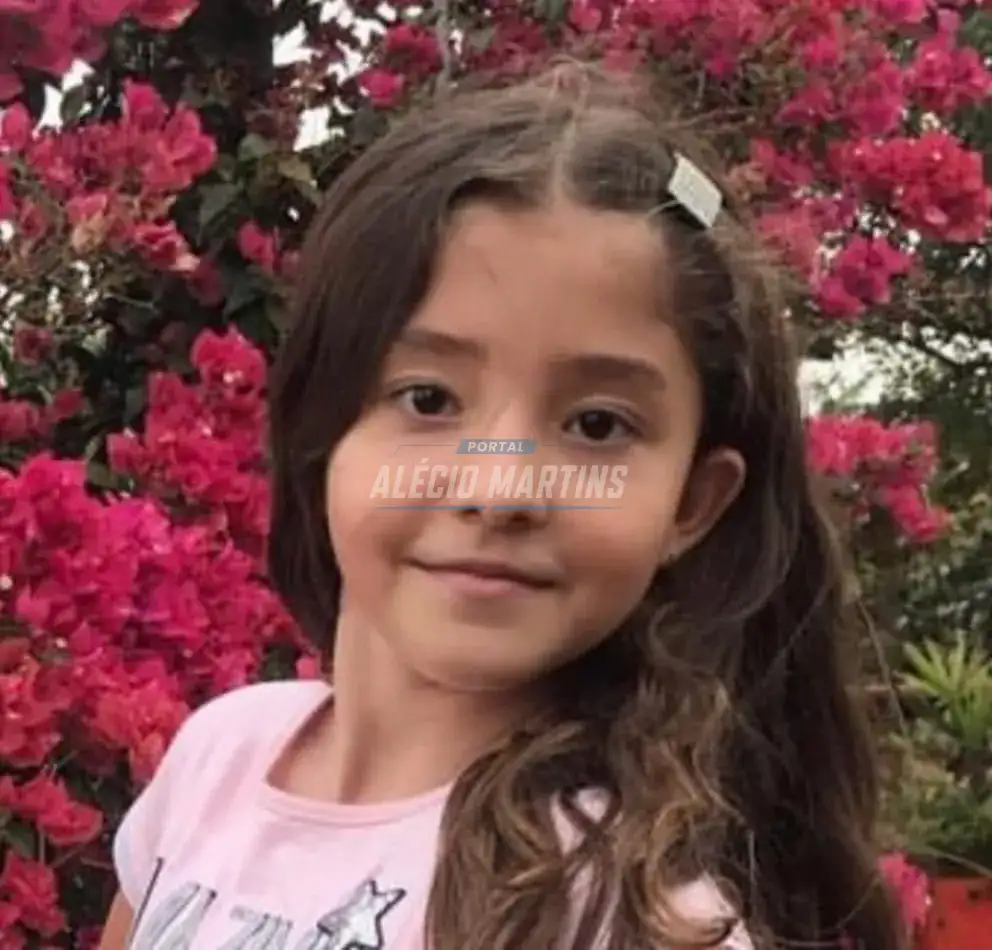 Menina que teve cabelo sugado por ralo de piscina recebe alta da UTI