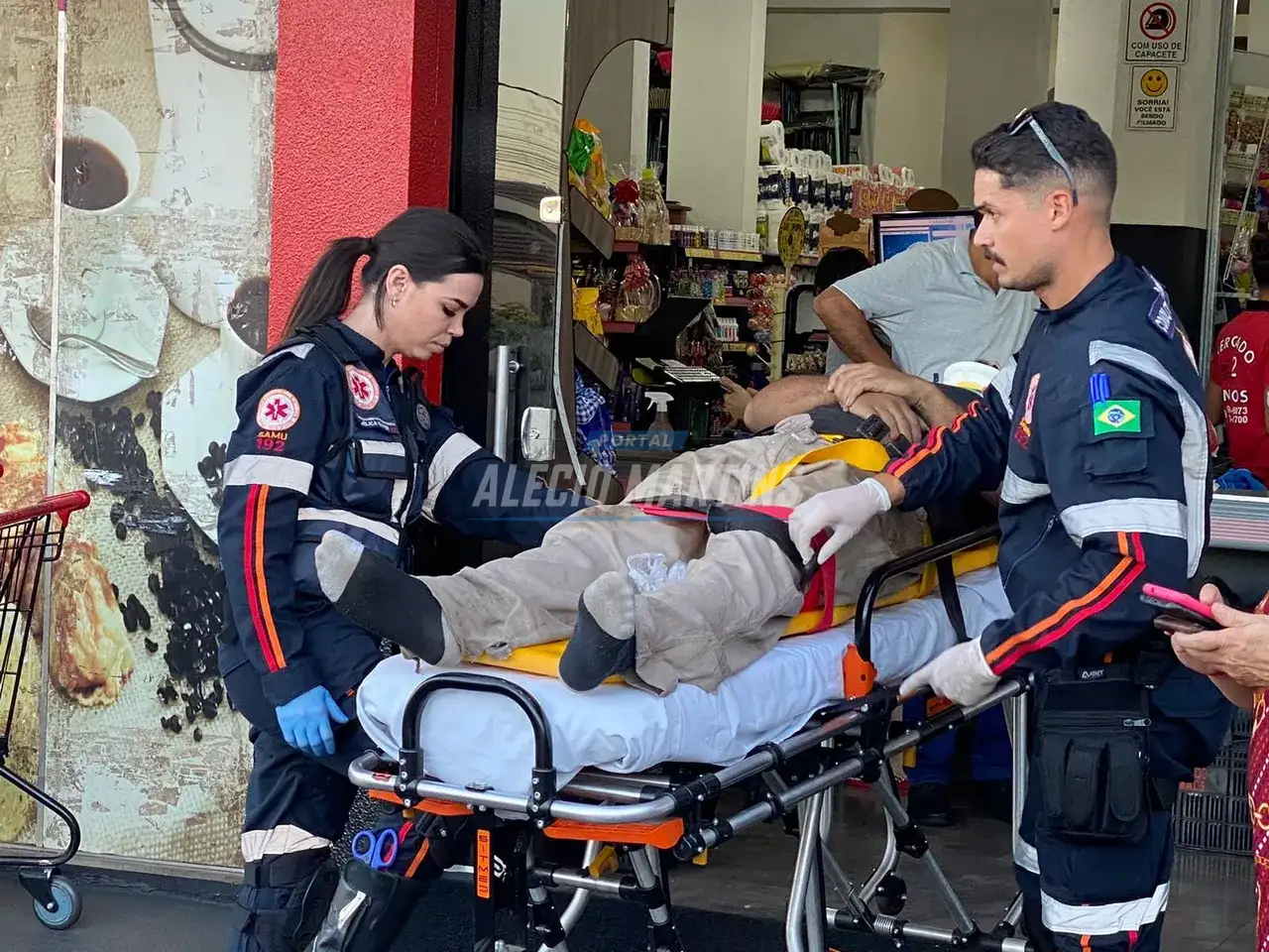 Ao desviar de idosa no meio da rua, motociclista sofre queda e é socorrido pelo SAMU em Paiçandu