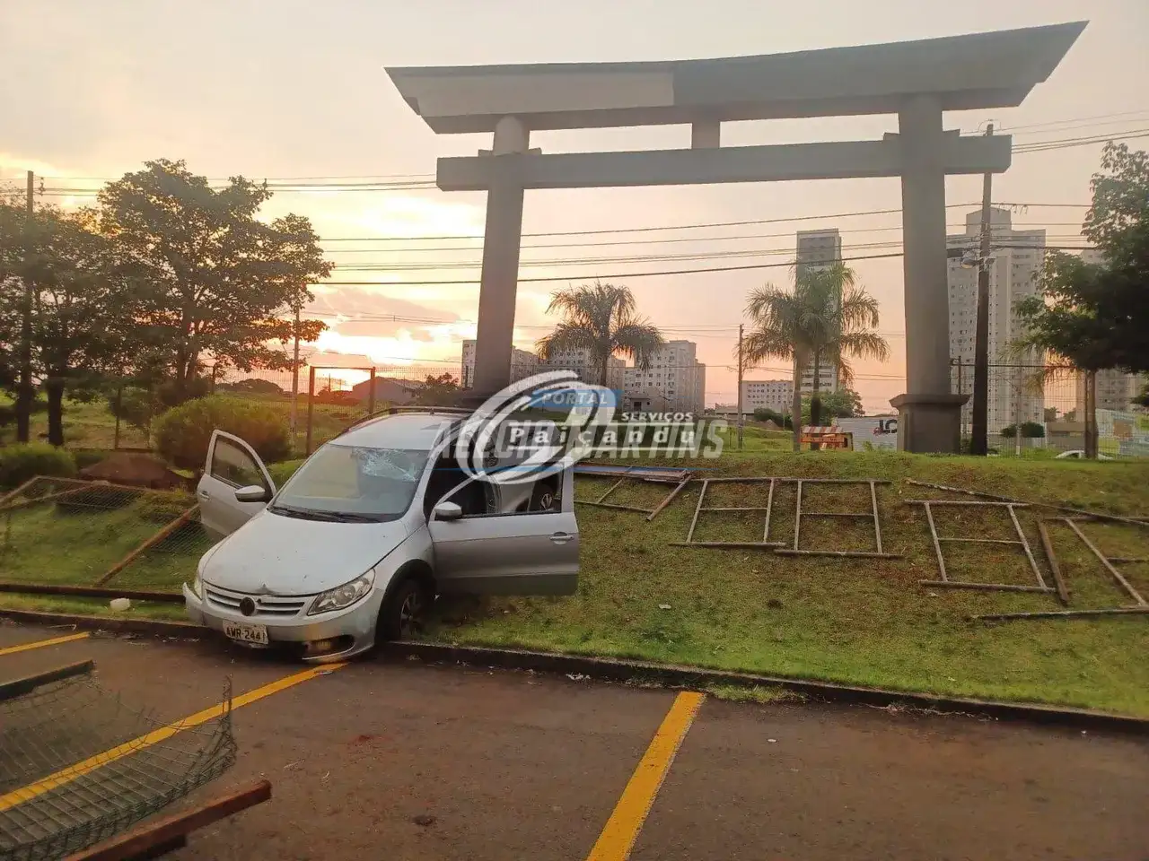Motorista passa mal, bate em grade e invade o Parque do Japão em Maringá