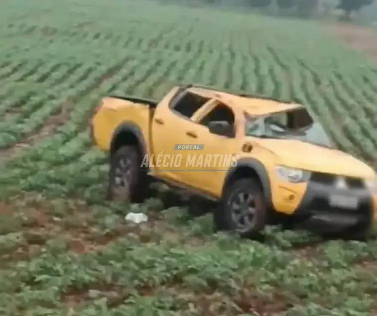 Caminhonete capota após colisão com caminhão na PR-323
