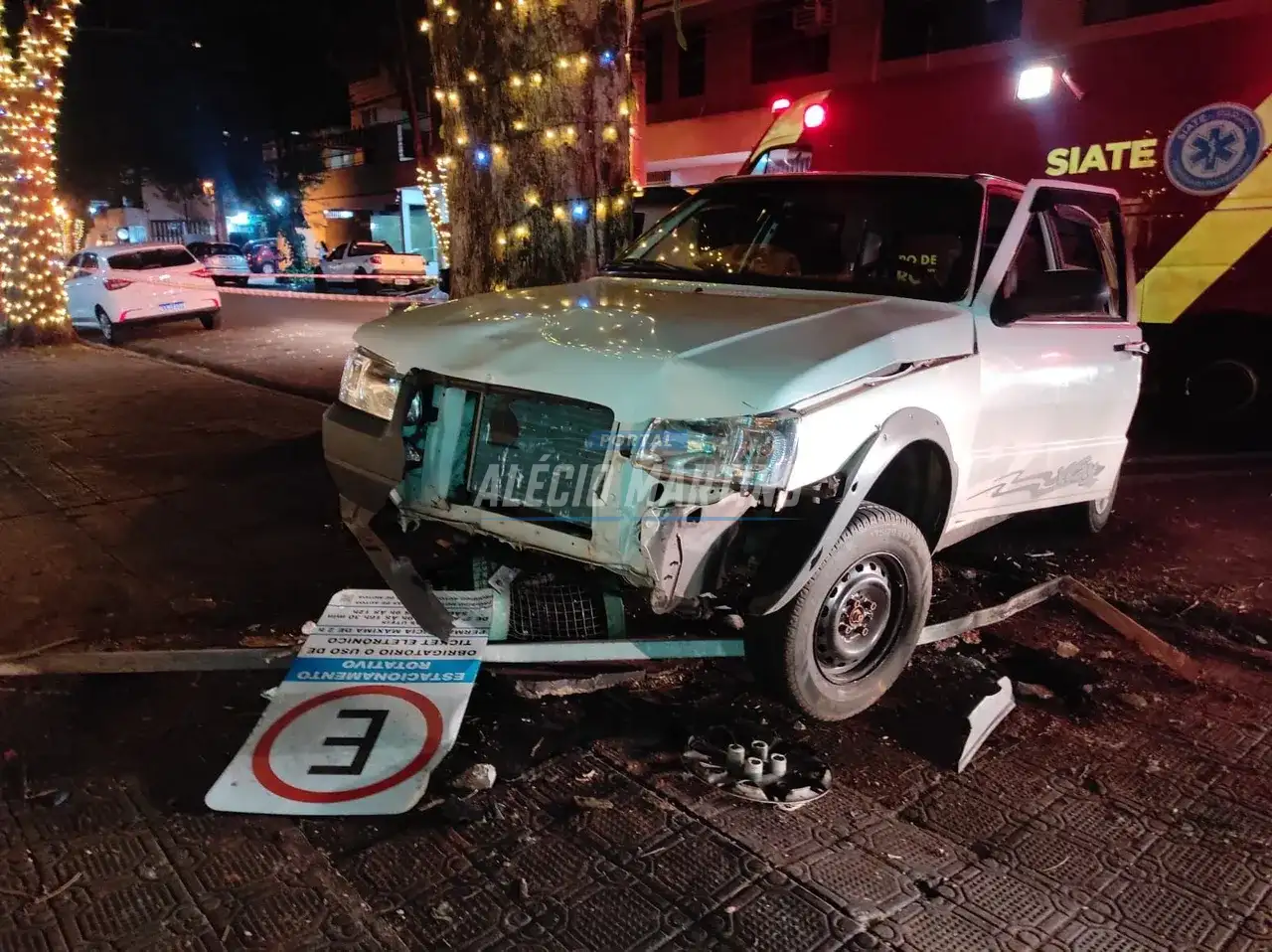 Carro invade calçada e atropela família em Maringá