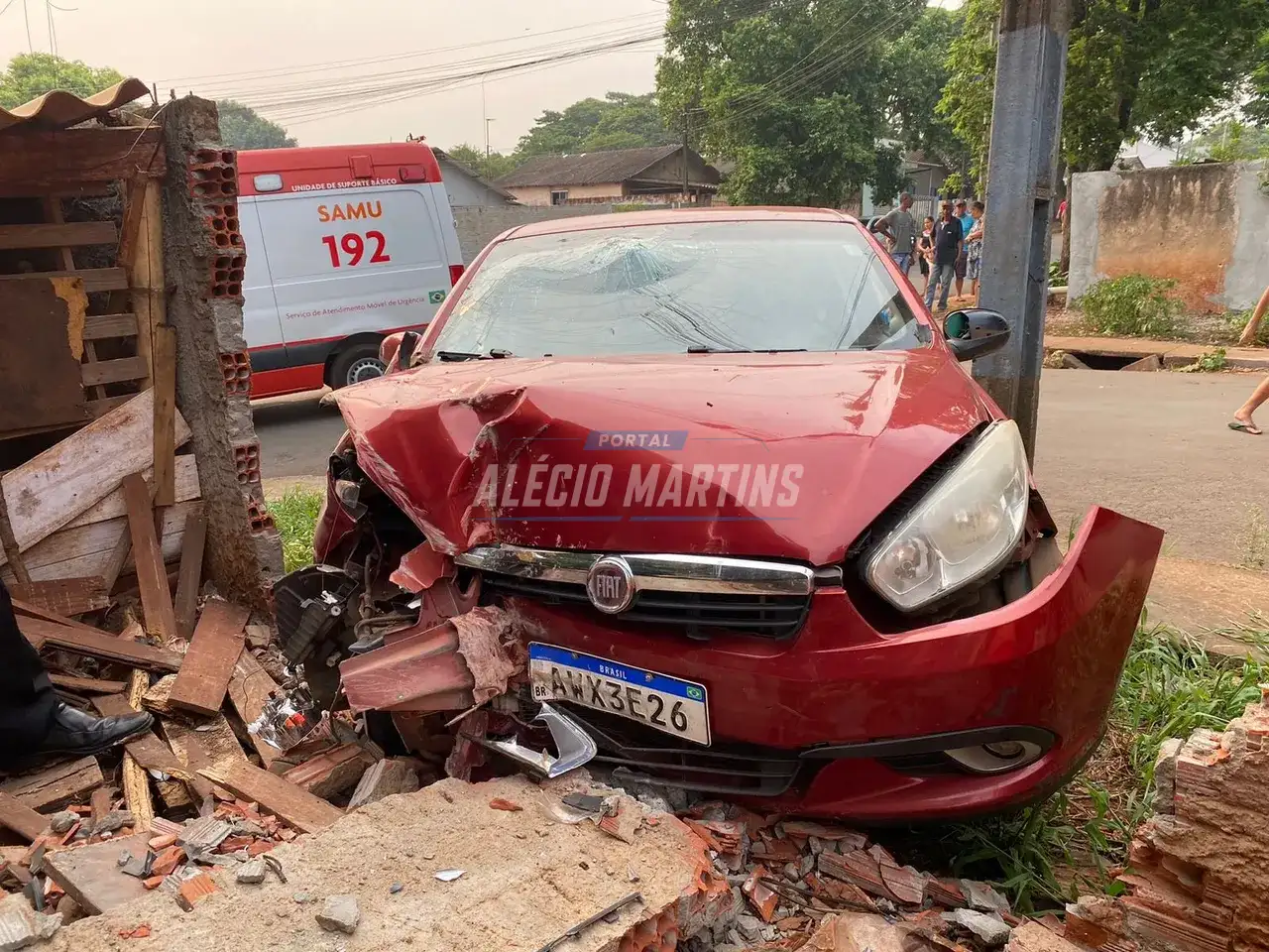 Motorista com sinais de embriaguez bate carro contra muro de residência em Paiçandu