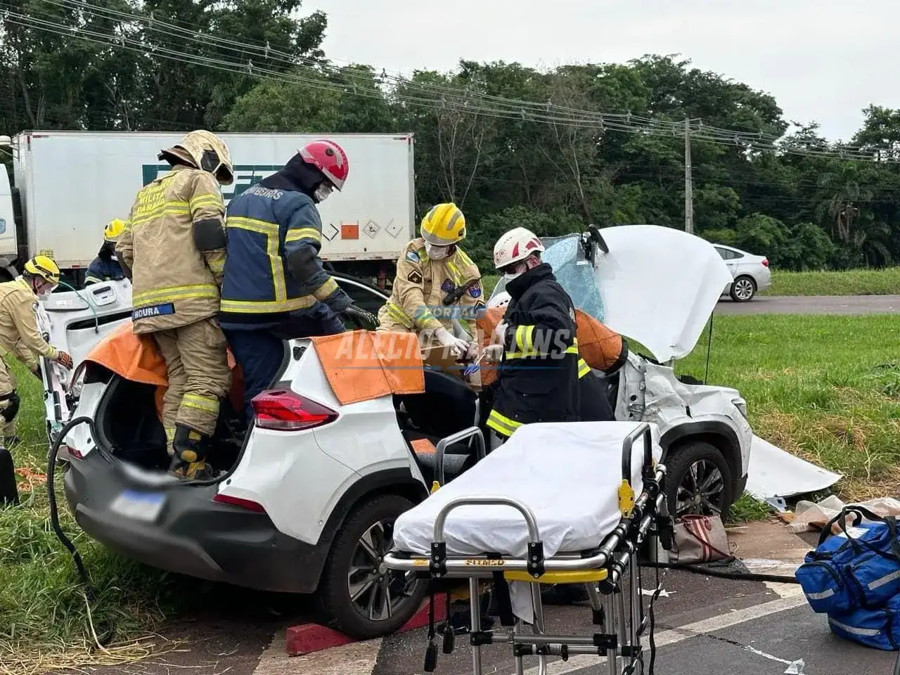 Duas pessoas ficam feridas após batida entre carro e caminhão na PR-323