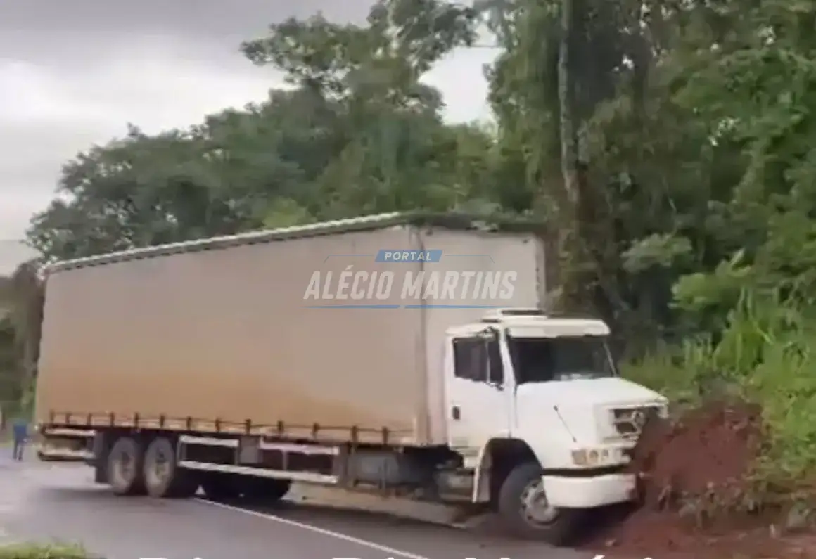 Motorista fica ferido após colisão frontal na PR-323