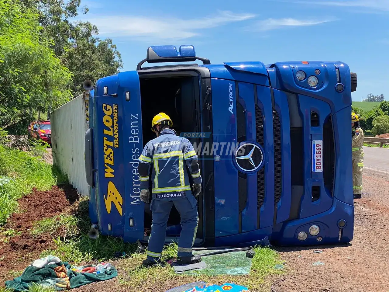 Caminhoneiro fica ferido após carreta carregada com morangos tombar na PR-323 em Água Boa