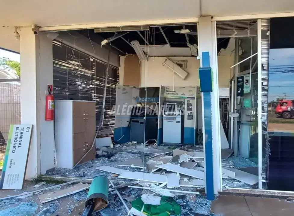 Criminosos explodem caixa eletrônico do Sicoob em Maringá