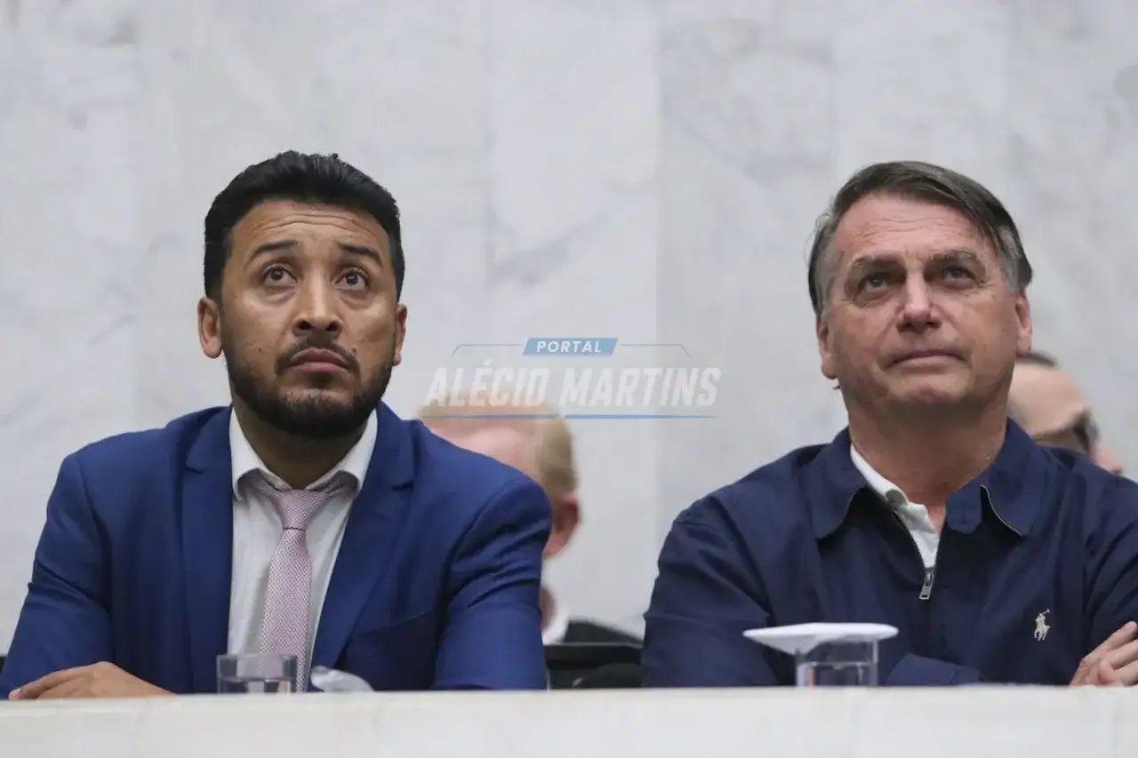 Deputado Adriano José Entrega Título De Cidadão Honorário A Bolsonaro