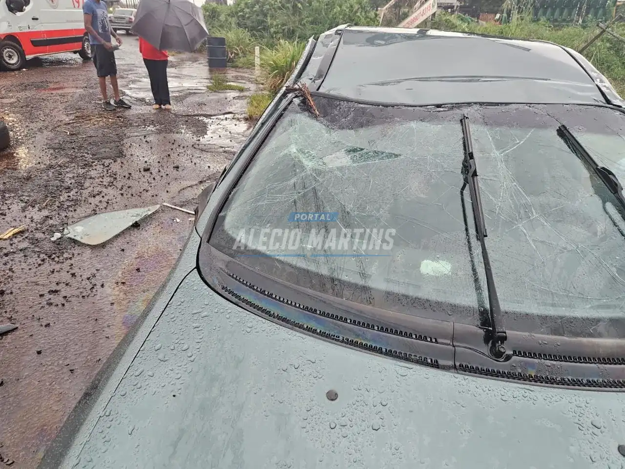 Carro com família retornando de Paiçandu capota na rodovia em Maringá
