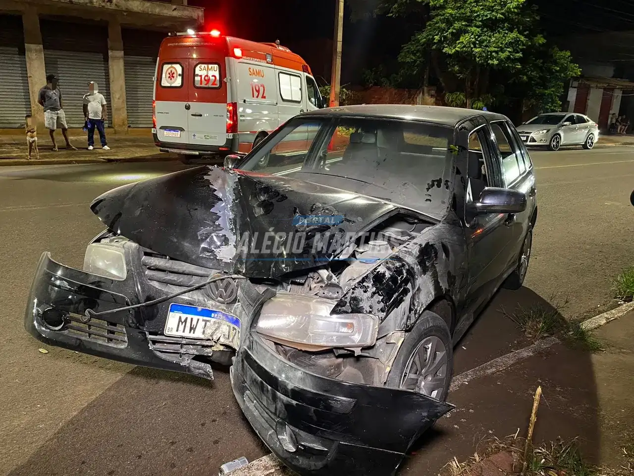 Padrasto a caminho de casa para socorrer o enteado que sofreu queda de bicicleta, é socorrido após bater carro contra árvore em Paiçandu