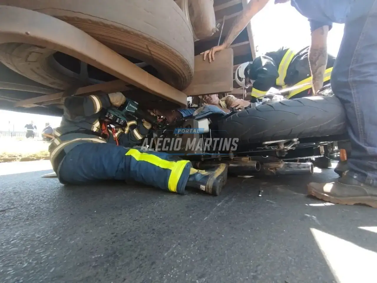 Motociclista fica preso embaixo de carreta após acidente em Maringá