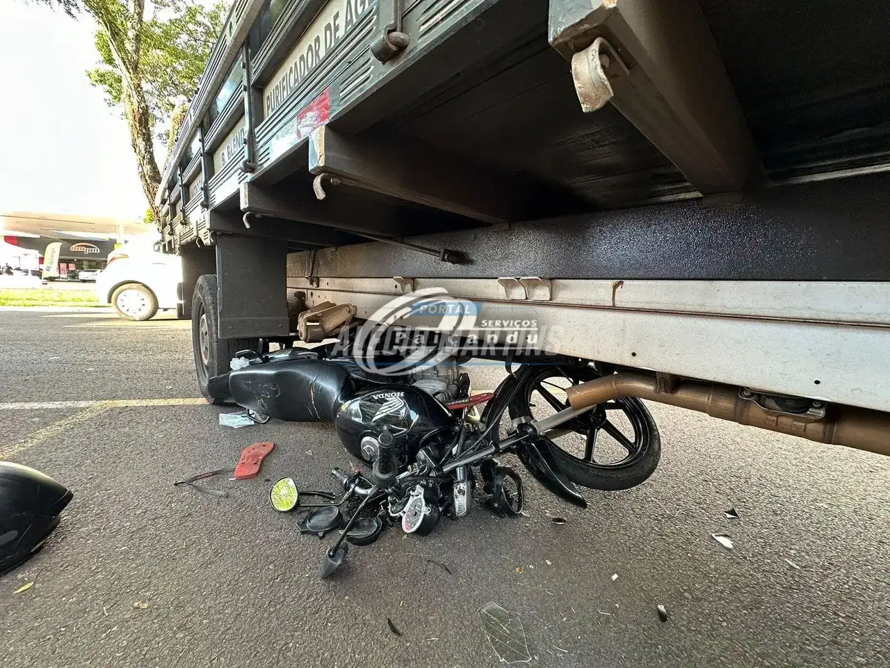 Motociclista vai parar embaixo de caminhão em acidente em Maringá. Ele teve fratura exposta