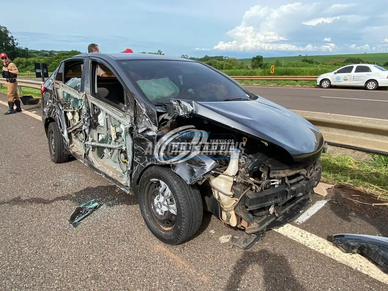 Caminhoneiro joga caminhão contra carro durante tentativa de assalto na PR-323 entre Doutor Camargo e Água Boa