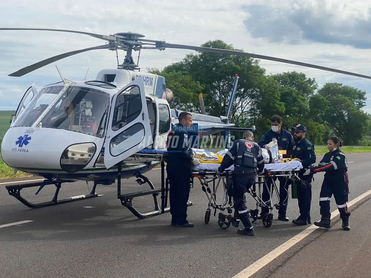 Mulher é socorrida inconsciente após queda de moto na rodovia entre Doutor Camargo e Água Boa.