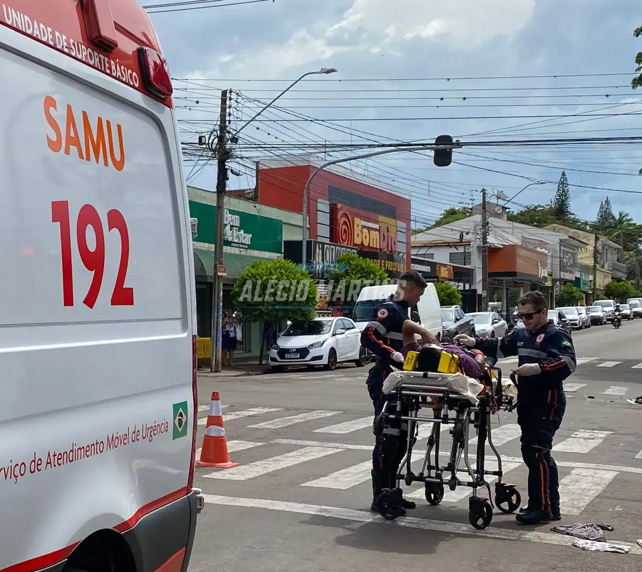Motociclista é socorrido pelo SAMU após acidente em cruzamento no centro de Paiçandu