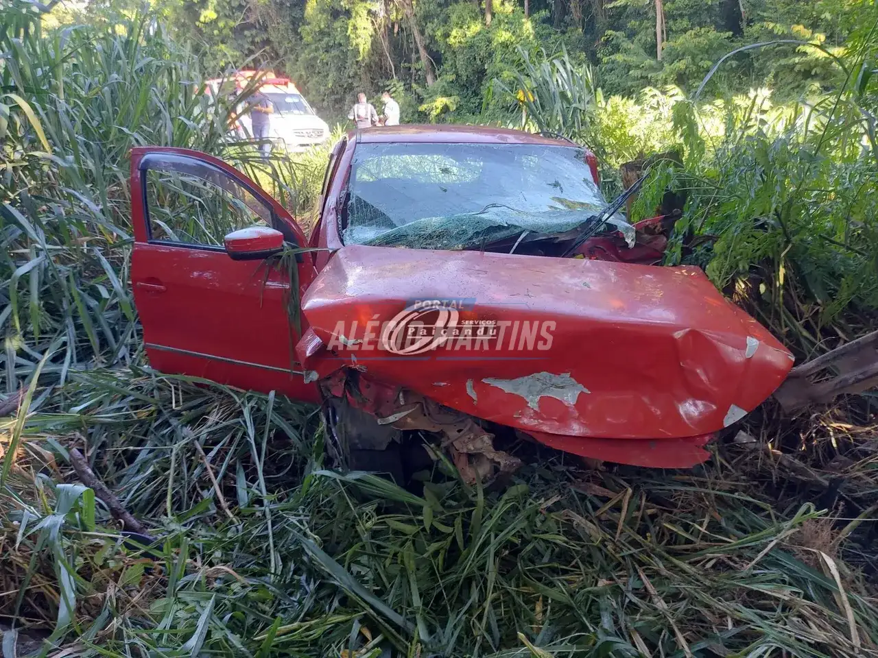 Motorista morre após perder o controle da direção e bater carro contra árvore na PR-323