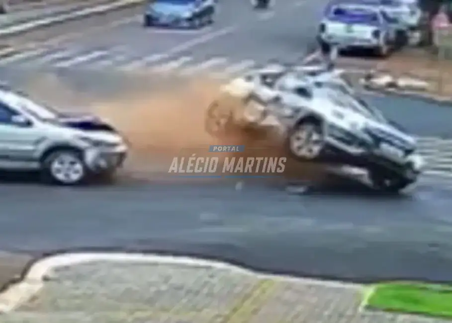 Carro do Google Street View tomba em acidente no Paraná
