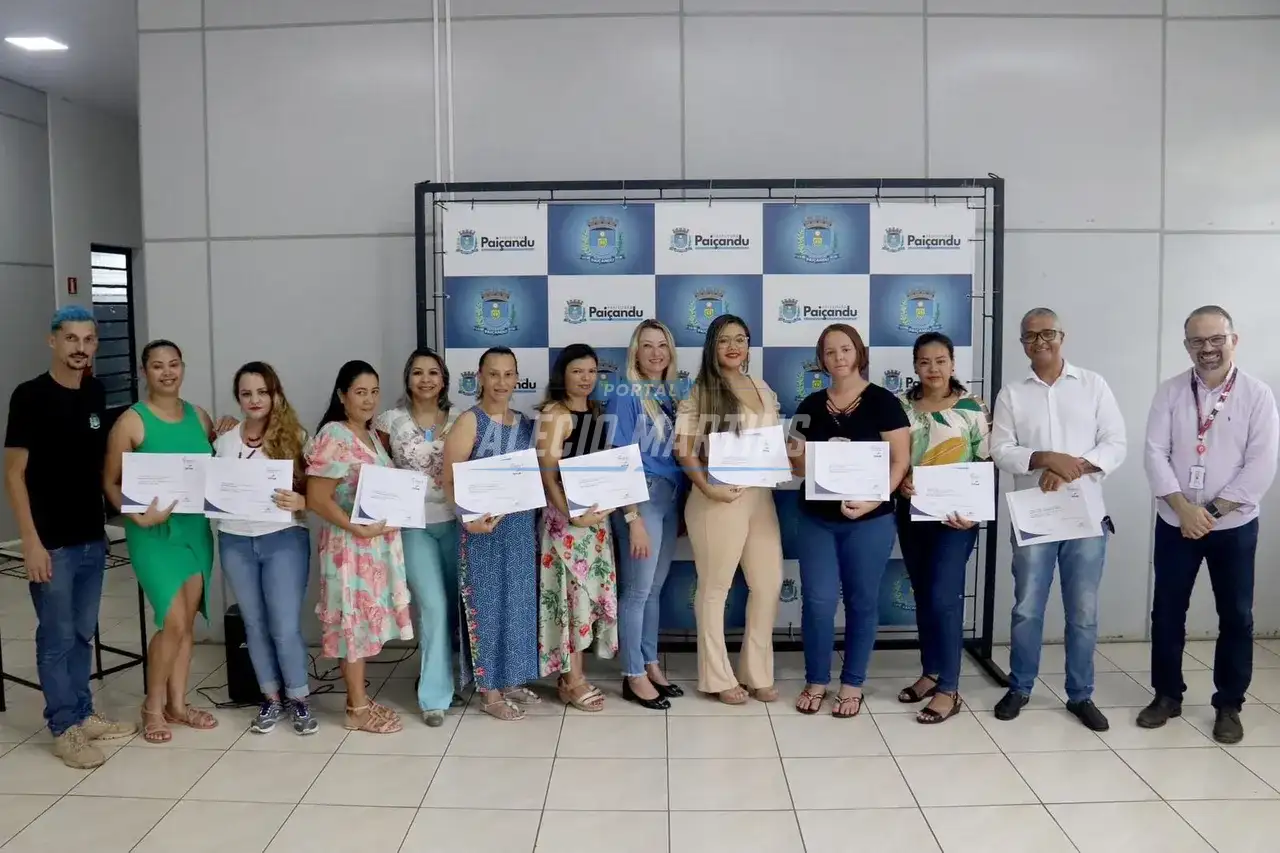 Qualificação profissional - Alunas recebem certificado de curso gratuito de manicure e pedicure