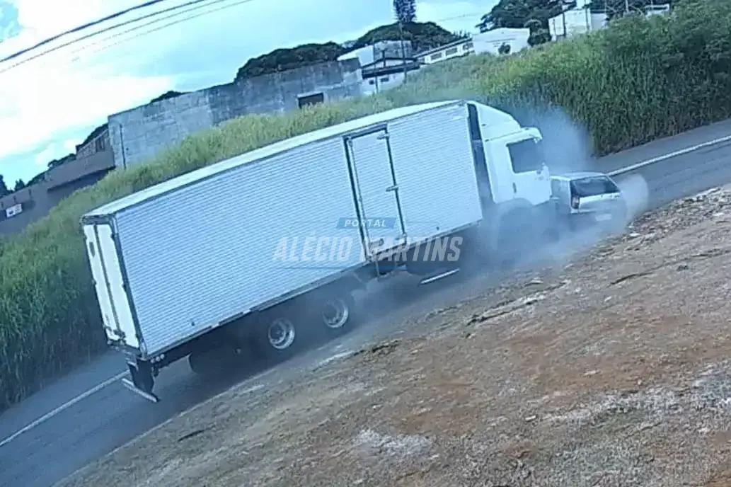 Carro com família é arrastado por caminhão após batida no Contorno Sul