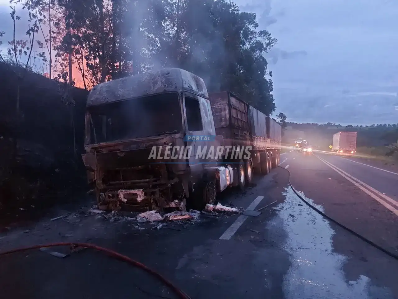Cabine de caminhão fica destruída após incêndio na PR-323