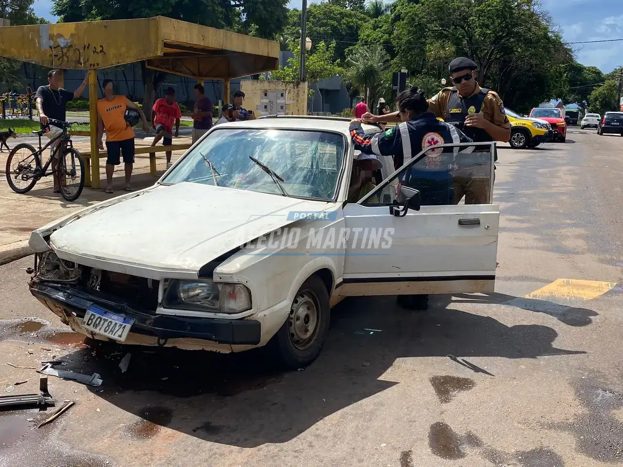 Motorista com sinais de embriaguez é socorrido após bater barro em carreta estacionada no centro de Paiçandu