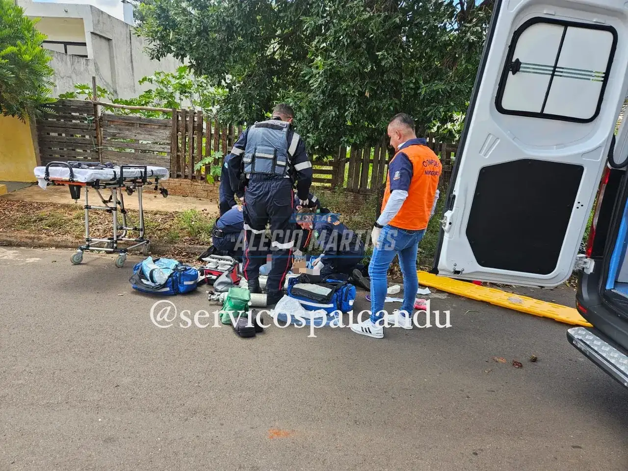Criança sofre ferimentos graves após colidir bicicleta contra árvore