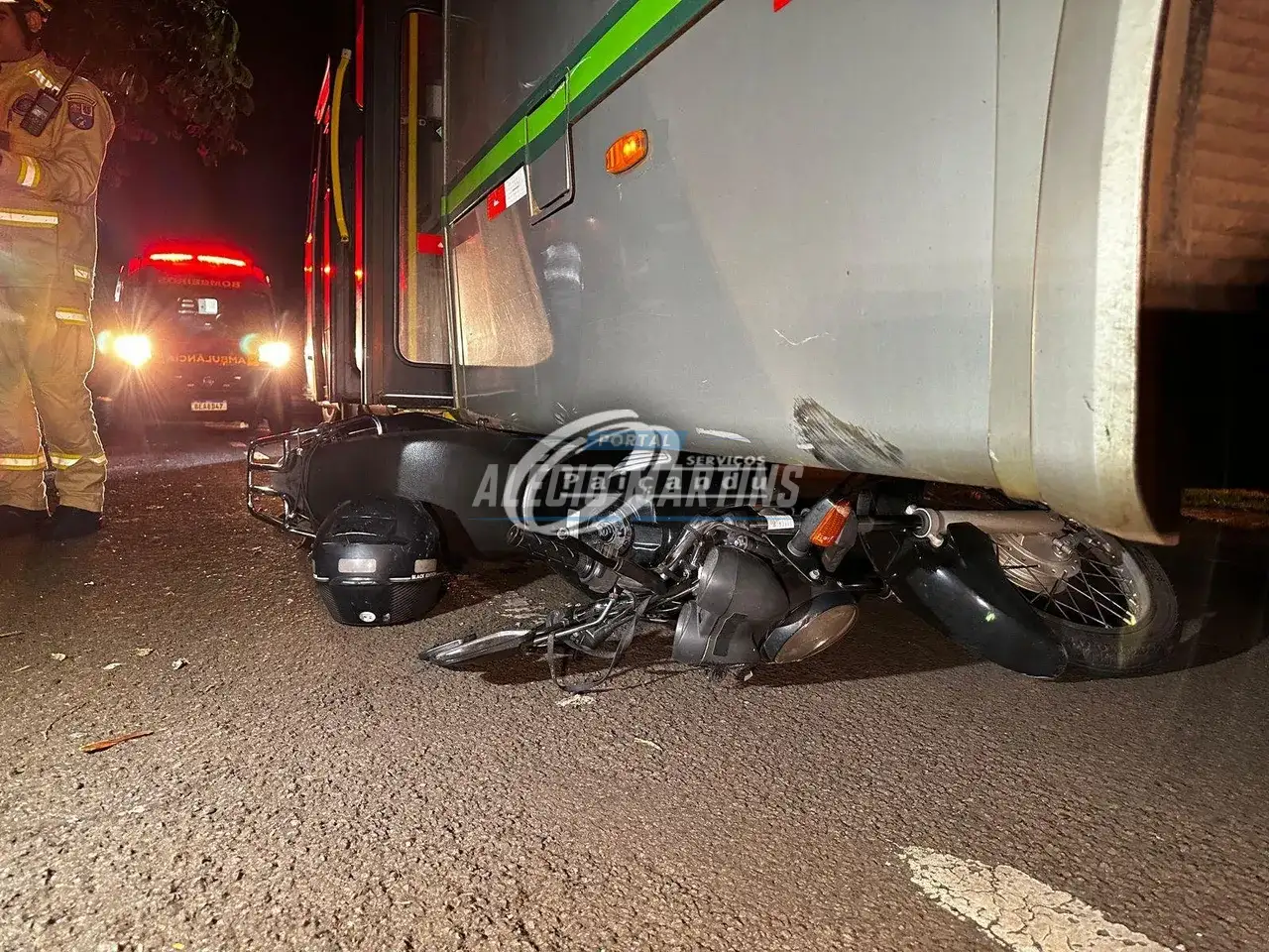 Moto vai parar embaixo de ônibus da TCCC após acidente em Maringá. Motociclista foi socorrido com ferimentos graves