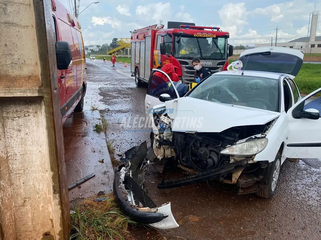 Casal fica ferido após carro bater contra poste na marginal da rodovia entre Paiçandu e Maringá