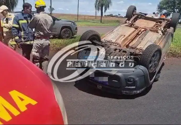 Carro capota após colisão traseira na PR-323